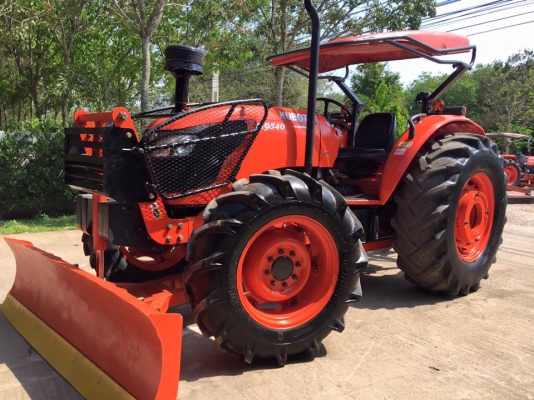 ขายรถไถ Kubota M9540(4WD) พร้อมดันหน้า+ผานบุกเบิกช้าง รถสวย พร้อมใช้งานครับ