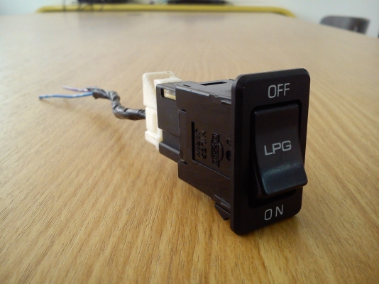 สวิตช์ LPG ของรถ NISSAN ทรงตั้ง สวิตช์ LPG ของรถ NISSAN ทรงตั้ง