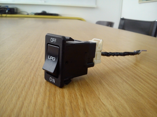 สวิตช์ LPG ของรถ NISSAN ทรงตั้ง สวิตช์ LPG ของรถ NISSAN ทรงตั้ง