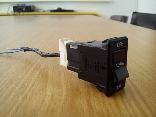 สวิตช์ LPG ของรถ NISSAN ทรงตั้ง สวิตช์ LPG ของรถ NISSAN ทรงตั้ง