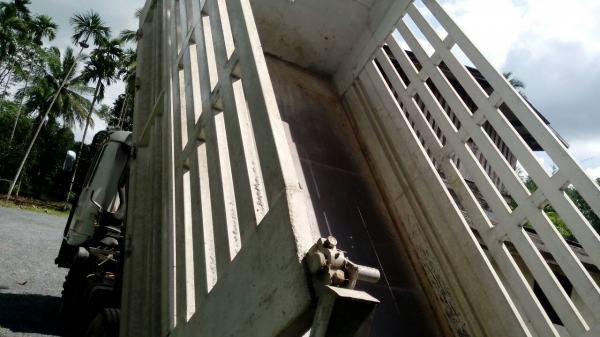 รถมิตซู 6 ล้อดั้ม เปลื่ยนเครื่อง 150 แรงม้า.    สนใจติดต่อ  081 - 6079515