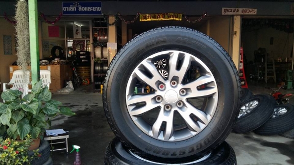 ขายแม็กป้ายแดง new everest 18" ยางปี15  สนใจติดต่อ ตาเล็ก ล้อและยาง 081-3747940