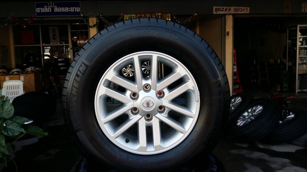 ขายแม็กป้ายแดง vigo/fortuner 17"  ยางปี15 สนใจติดต่อ ตาเล็ก ล้อและยาง 081-3747940