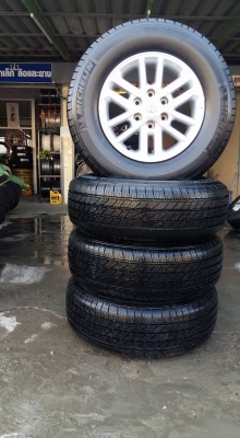 ขายแม็กป้ายแดง vigo/fortuner 17"  ยางปี15 สนใจติดต่อ ตาเล็ก ล้อและยาง 081-3747940