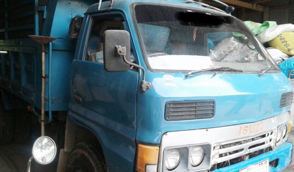ISUZU KS 110 HP 4BD1 หกล้อดั๊มพ์ ติด F หน้าหลัง กระบะดั๊มพ์เหล็ก 4 ตันความยาว 3.80 เมตรสภาพดีสวยพร้อมบรรทุกได้เลยครับ เครื่องยนต์ฝาขาวเดิมๆ ภายในเก๋งคอนโซลครบไม่ผุ พวงมาลัยธรรมดา ช่วงล่างใหญ่คานหน้า 6 น็อต ยาง 8.25 ขอบ 16 สภาพดีประมาณ 60\% พร้อมใช้งาน เอกส