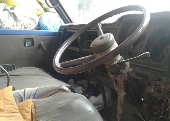 ISUZU KS 110 HP 4BD1 หกล้อดั๊มพ์ ติด F หน้าหลัง กระบะดั๊มพ์เหล็ก 4 ตันความยาว 3.80 เมตรสภาพดีสวยพร้อมบรรทุกได้เลยครับ เครื่องยนต์ฝาขาวเดิมๆ ภายในเก๋งคอนโซลครบไม่ผุ พวงมาลัยธรรมดา ช่วงล่างใหญ่คานหน้า 6 น็อต ยาง 8.25 ขอบ 16 สภาพดีประมาณ 60\% พร้อมใช้งาน เอกส