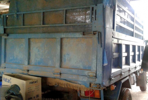 ISUZU KS 110 HP 4BD1 หกล้อดั๊มพ์ ติด F หน้าหลัง กระบะดั๊มพ์เหล็ก 4 ตันความยาว 3.80 เมตรสภาพดีสวยพร้อมบรรทุกได้เลยครับ เครื่องยนต์ฝาขาวเดิมๆ ภายในเก๋งคอนโซลครบไม่ผุ พวงมาลัยธรรมดา ช่วงล่างใหญ่คานหน้า 6 น็อต ยาง 8.25 ขอบ 16 สภาพดีประมาณ 60\% พร้อมใช้งาน เอกส