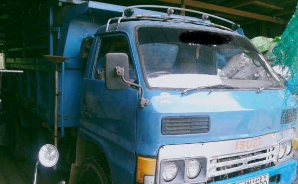 ISUZU KS 110 HP 4BD1 หกล้อดั๊มพ์ ติด F หน้าหลัง กระบะดั๊มพ์เหล็ก 4 ตันความยาว 3.80 เมตรสภาพดีสวยพร้อมบรรทุกได้เลยครับ เครื่องยนต์ฝาขาวเดิมๆ ภายในเก๋งคอนโซลครบไม่ผุ พวงมาลัยธรรมดา ช่วงล่างใหญ่คานหน้า 6 น็อต ยาง 8.25 ขอบ 16 สภาพดีประมาณ 60\% พร้อมใช้งาน เอกส