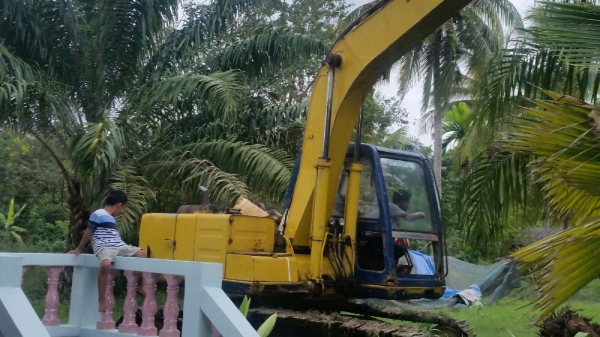 ขายรถแบคโฮ 2 คัน KOBELCO SK120-/// กับ KOMATSU PC30-5 ราคารวม 2 คัน 630000