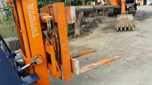 ขายด่วนรถยก TOYOTA 5FGยก2.5ตันเสาสูง3เมตรงาหนีบหมูนได้360องศารถนอกเพิ่งเข้ามายังไม่เคยใช้งานในเมืองไทยเลย=รุ่นใหม่ขายถูกๆๆ