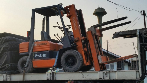 ขายด่วนรถยก TOYOTA 5FGยก2.5ตันเสาสูง3เมตรงาหนีบหมูนได้360องศารถนอกเพิ่งเข้ามายังไม่เคยใช้งานในเมืองไทยเลย=รุ่นใหม่ขายถูกๆๆ