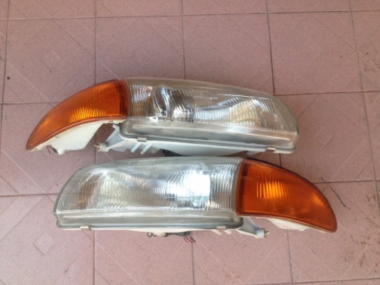 ไฟหน้าพร้อมไฟมุม มิตซู E CAR เก่าญี่ปุ่นเเท้สภาพสวยคู่ละ ไฟหน้าพร้อมไฟมุม มิตซู E CAR เก่าญี่ปุ่นเเท้สภาพสวยคู่ละ