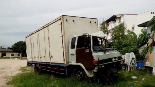 ขายรถหกล้ออีซูซุช่วงยาว210แรงราคา450000บาท