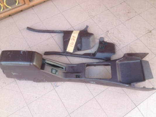 ชุดท้าวเเขนกลางที่ใส่ของ TOYOTA AE91 เก่าญี่ปุ่นเเท้สภาพตามรูปครับ ชุดท้าวเเขนกลางที่ใส่ของ TOYOTA AE91 เก่าญี่ปุ่นเเท้สภาพตามรูปครับ