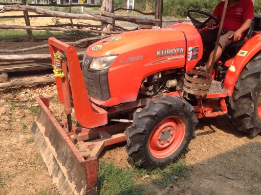 รถไถ KUBOTA L3608 (ราคา268,000บาท) มีภาพวีดีโอ สภาพพร้อมใช้งานรถสวยสภาพเดิมๆ พร้อมอุปกรณ์ 3 รายการ ผ