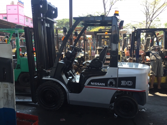 รถยกนิสสัน น้ำหนักยก 3 ตัน เสาสูง 4 เมตร เครื่องดีเซล เกียร์ธรรมดา ใช้งานมา 5400 ช.ม.