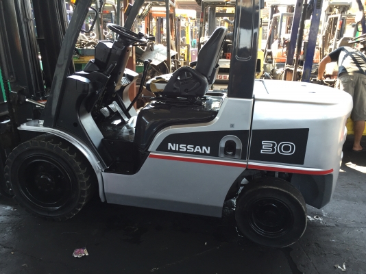 รถยกนิสสัน น้ำหนักยก 3 ตัน เสาสูง 4 เมตร เครื่องดีเซล เกียร์ธรรมดา ใช้งานมา 5400 ช.ม.