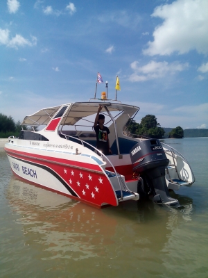 ขายเรือเร็ว27ฟุตท้องไม้จริงเครื่องยามาฮ่า200แรงม้าสภาพพร้อมใช้งาน