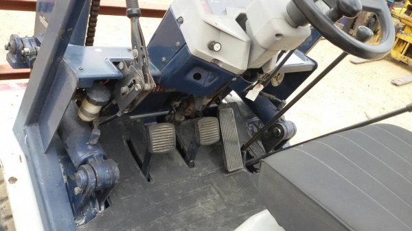 รถยก KOMATSU FG20-11 เครื่องเบนซิน เสาสูง 3 เมตร ยกได้ 2 ตัน  เกียร์ธรรมดา  รถนำเข้า สนใจติดต่อ 089-7949488