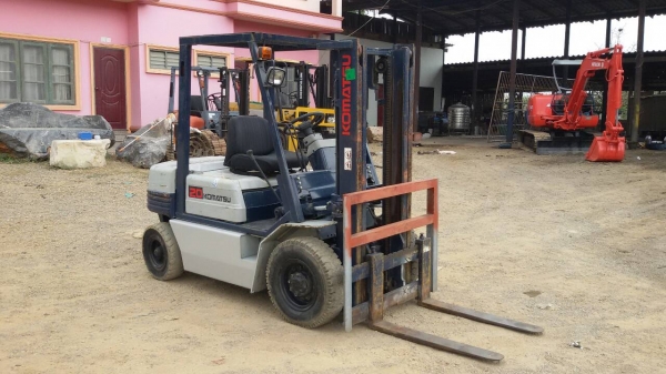 รถยก KOMATSU FG20-11 เครื่องเบนซิน เสาสูง 3 เมตร ยกได้ 2 ตัน  เกียร์ธรรมดา  รถนำเข้า สนใจติดต่อ 089-7949488