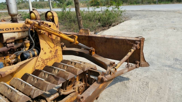 ขายด่วนรถแทรกเตอร์KOMATSU ดี2-3รถนอกเพิ่งนำเข้ามายังไม่เคยใช้งานในเมืองไทยเลย ขายด่วนรถแทรกเตอร์KOMATSU ดี2-3รถนอกเพิ่งนำเข้ามายังไม่เคยใช้งานในเมืองไทยเลย