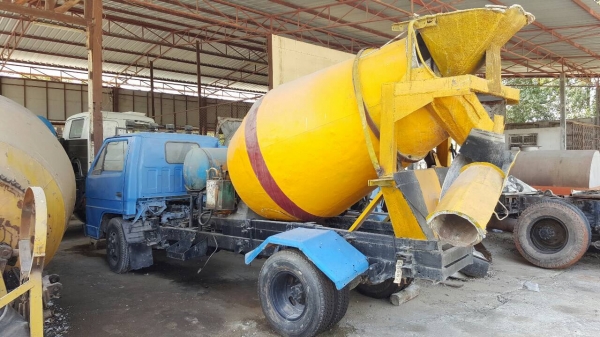 ขาย รถโม่ปูน 2.5 คิว 6 ล้อ ISUZU NKR ไม่มีทะเบียน เครื่อง 4BE1 110 แรงม้า คัสซีสวยตลอดเส้น ปั้มล่างเสียให้ไปซ่อมเองครับ