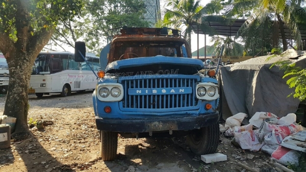 รถบรรทุก10 ล้อหัวยาว ยี่ห้อ NISSAN   ขายเฉพาะแซซซีและหัว