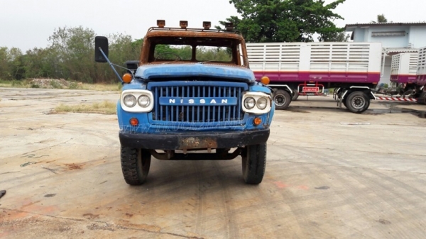 รถบรรทุก10 ล้อหัวยาว ยี่ห้อ NISSAN   ขายเฉพาะแซซซีและหัว