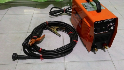 ตู้เชื่อมอินเวอร์เตอร์ ยี่ห้อ JASIC ขนาด 200 แอมป์ เป็นตู้เบา เสียบปลั๊กไฟบ้านใช้งานได้เลยครับ