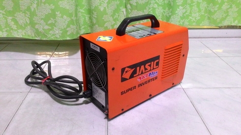 ตู้เชื่อมอินเวอร์เตอร์ ยี่ห้อ JASIC ขนาด 200 แอมป์ เป็นตู้เบา เสียบปลั๊กไฟบ้านใช้งานได้เลยครับ