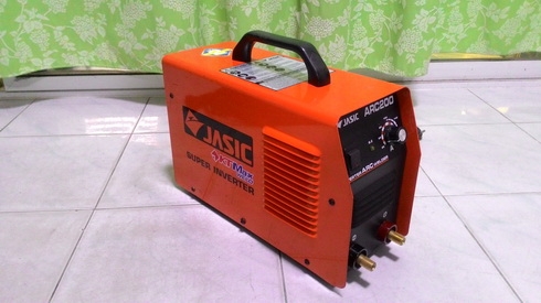 ตู้เชื่อมอินเวอร์เตอร์ ยี่ห้อ JASIC ขนาด 200 แอมป์ เป็นตู้เบา เสียบปลั๊กไฟบ้านใช้งานได้เลยครับ