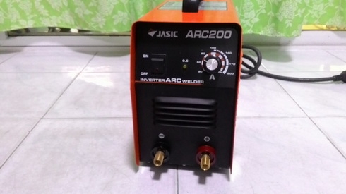 ตู้เชื่อมอินเวอร์เตอร์ ยี่ห้อ JASIC ขนาด 200 แอมป์ เป็นตู้เบา เสียบปลั๊กไฟบ้านใช้งานได้เลยครับ