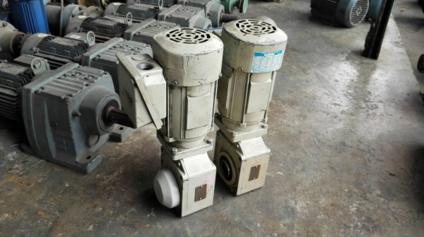 มอเตอร์เกียร์ Sumitomo Hyponic Drive มีเบรค 1/4 HP. 380V. ทด 1:20 เพลาออกคู่ 72 RPM. มาคู่สภาพสวยสดแน่นเงียบพร้อมใช้งาน.