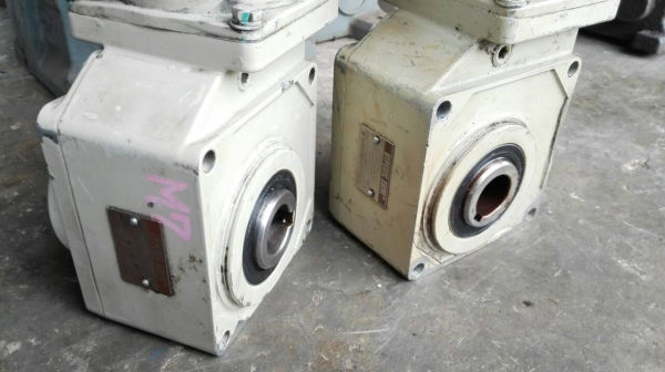 มอเตอร์เกียร์ Sumitomo Hyponic Drive มีเบรค 1/4 HP. 380V. ทด 1:20 เพลาออกคู่ 72 RPM. มาคู่สภาพสวยสดแน่นเงียบพร้อมใช้งาน.