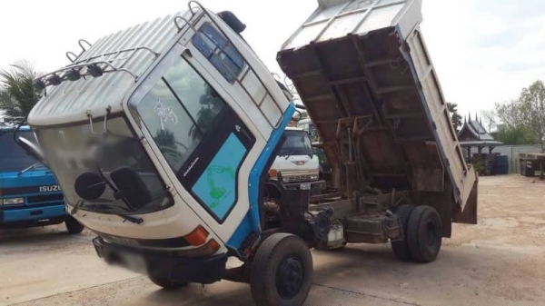 ขายรถบรรทุกหกล้อดัมพ์ Isuzu rocky FRR32DB เครื่อง 195 แรง เครื่องดี แชสซีสวยไม่ผุ ยาง 60\% ยาง 8.25 ขอบ 16" ขายรถบรรทุกหกล้อดัมพ์ Isuzu rocky FRR32DB เครื่อง 195 แรง เครื่องดี แชสซีสวยไม่ผุ ยาง 60\% ยาง 8.25 ขอบ 16"