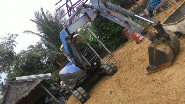 ขายรถแบคโฮ MITSUBISHI MM55SR แทรคยาง มีระะกระแทก มีใบมีดดันหน้า ราคา 290000