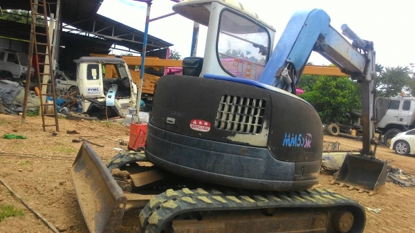 ขายรถแบคโฮ MITSUBISHI MM55SR แทรคยาง มีระะกระแทก มีใบมีดดันหน้า ราคา 290000