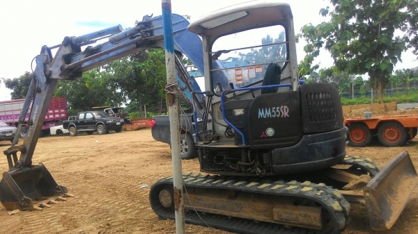 ขายรถแบคโฮ MITSUBISHI MM55SR แทรคยาง มีระะกระแทก มีใบมีดดันหน้า ราคา 290000