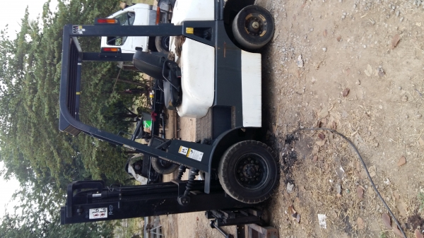 โฟร์ลกลิฟนิสสัน 2.5tonเบ็นซิล