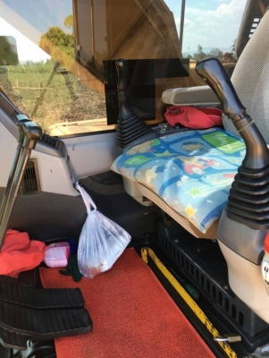 ขายรถแบ็คโฮ Komatsu pc 200-7 ปี 2005 ไมล์ชั่วโมง 15,xxx เอกสารเล่มทะเบียน ไฟฟ้าครบ ขายรถแบ็คโฮ Komatsu pc 200-7 ปี 2005 ไมล์ชั่วโมง 15,xxx เอกสารเล่มทะเบียน ไฟฟ้าครบ