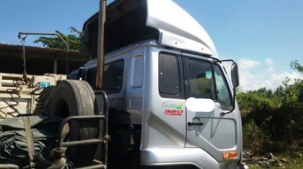 รถนิสสัน 10 ล้อ UD หัวลาก 320 แรงม้า. ปี 47  ,  ( ขาย แม่ , ลูก. )    สนใจติดต่อ  081 - 6079515