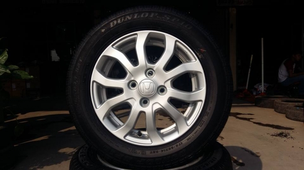 ขายล้อแม็กป้ายแดง brio amaze 14" ยางป้ายแดงปี15สนใจติดต่อตาเล็ก ล้อและยางครับ 081-3747940
