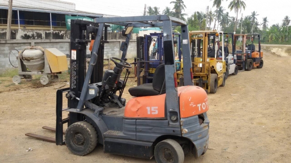 รถยกTOYOTA 6FG15 เครื่องเบนซิน 5k เสาสูง 3 เมตร ยกได้ 1.5 ตัน  เกียร์ธรรมดา  รถนำเข้า สนใจติดต่อ 089-7949488