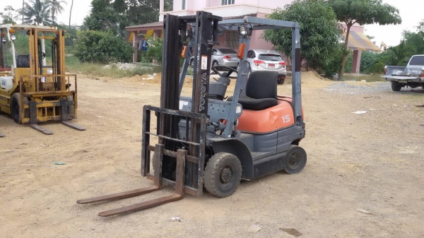 รถยกTOYOTA 6FG15 เครื่องเบนซิน 5k เสาสูง 3 เมตร ยกได้ 1.5 ตัน  เกียร์ธรรมดา  รถนำเข้า สนใจติดต่อ 089-7949488