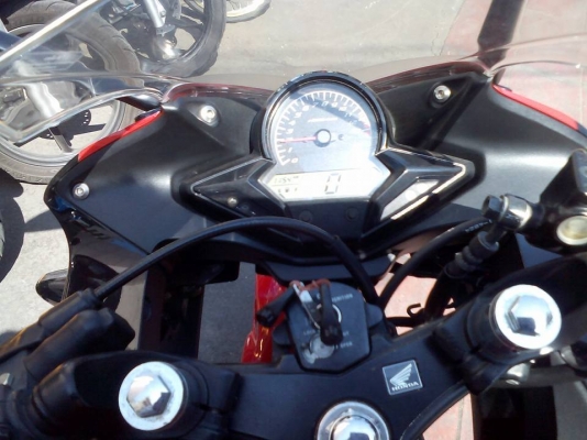 ขาย HONDA CBR 150 i ปี 57 สภาพเครื่องดีเดิมๆ วิ่งน้อย 8 พันกว่าโล ภายนอกสวย มีรอย 2 จุดเล็กๆ ตรงแฟริ่งด้านข้างขวา และฝาครอบท้ายเบาะด้านขวา (ตามรูป) และรอยกันร้อนท่อไอเสีย ภาษีเต็ม เล่มพร้อมชุดโอน