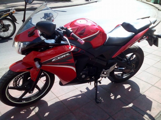 ขาย HONDA CBR 150 i ปี 57 สภาพเครื่องดีเดิมๆ วิ่งน้อย 8 พันกว่าโล ภายนอกสวย มีรอย 2 จุดเล็กๆ ตรงแฟริ่งด้านข้างขวา และฝาครอบท้ายเบาะด้านขวา (ตามรูป) และรอยกันร้อนท่อไอเสีย ภาษีเต็ม เล่มพร้อมชุดโอน