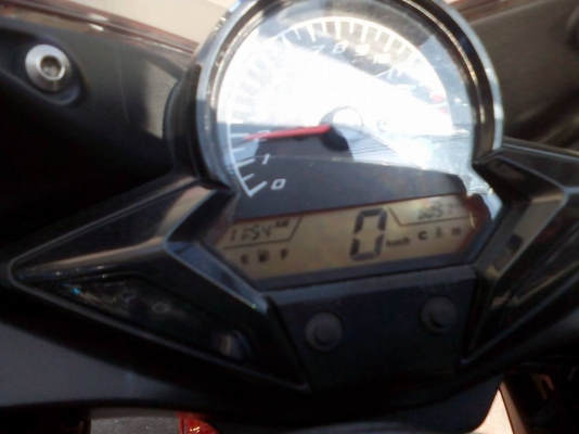 ขาย HONDA CBR 150 i ปี 57 สภาพเครื่องดีเดิมๆ วิ่งน้อย 8 พันกว่าโล ภายนอกสวย มีรอย 2 จุดเล็กๆ ตรงแฟริ่งด้านข้างขวา และฝาครอบท้ายเบาะด้านขวา (ตามรูป) และรอยกันร้อนท่อไอเสีย ภาษีเต็ม เล่มพร้อมชุดโอน