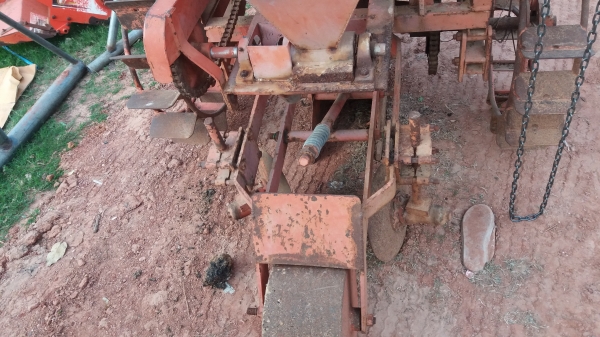 เครื่องปลูกอ้อยร่องคู่ใส่รถ47-50แรง เครื่องปลูกอ้อยร่องคู่ใส่รถ47-50แรง