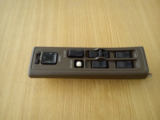 สวิทช์ ควบคุมกระจกไฟฟ้าหน้าข้างขวา ของรถ TOYOTA CROWN สวิทช์ ควบคุมกระจกไฟฟ้าหน้าข้างขวา ของรถ TOYOTA CROWN