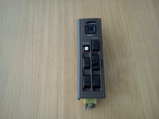 สวิทช์ ควบคุมกระจกไฟฟ้าหน้าข้างขวา ของรถ TOYOTA CROWN